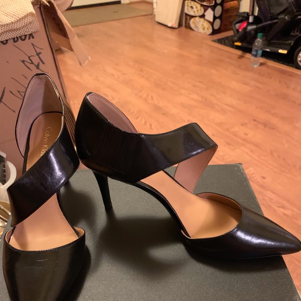 Women Shoes - Picture 2 of 2